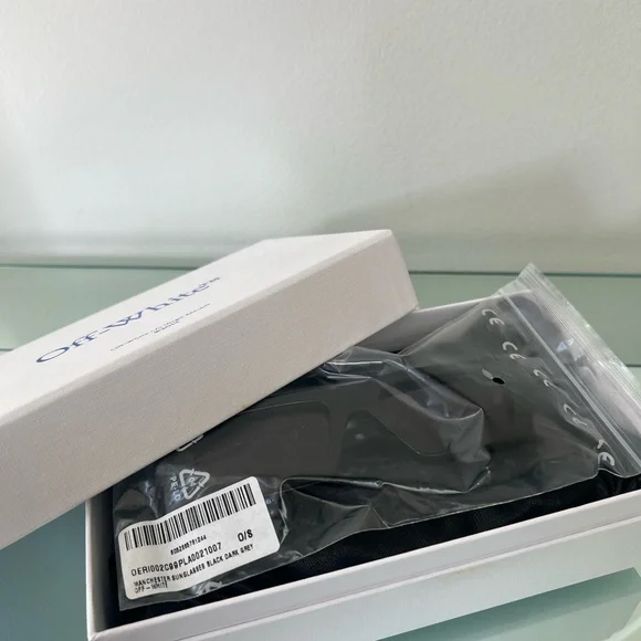 Off-White Manchester Sunglasses - Picture 9 of 14